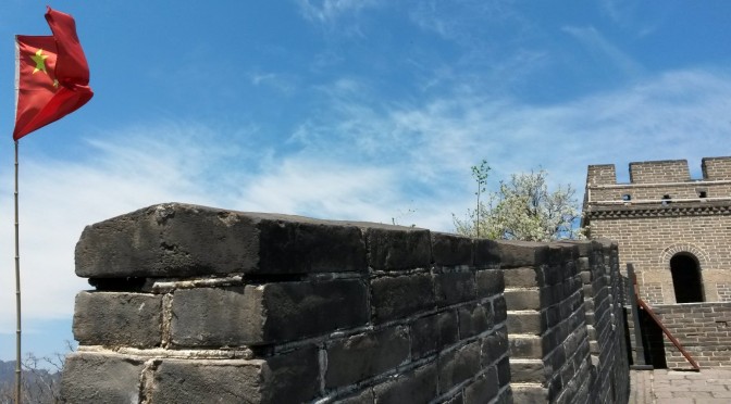 Die große, steile und chinesische Mauer in Mutianyu